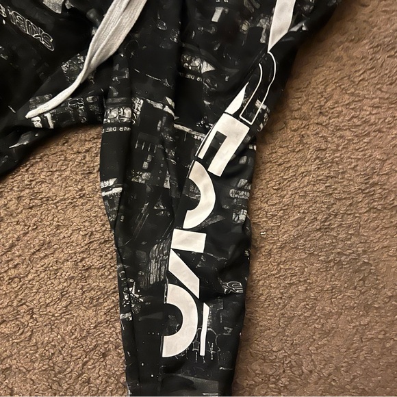 Graphic Sweatpants - Picture 3 of 6